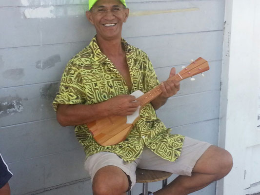 Stassenmusiker in Papeete mit Ukulele
