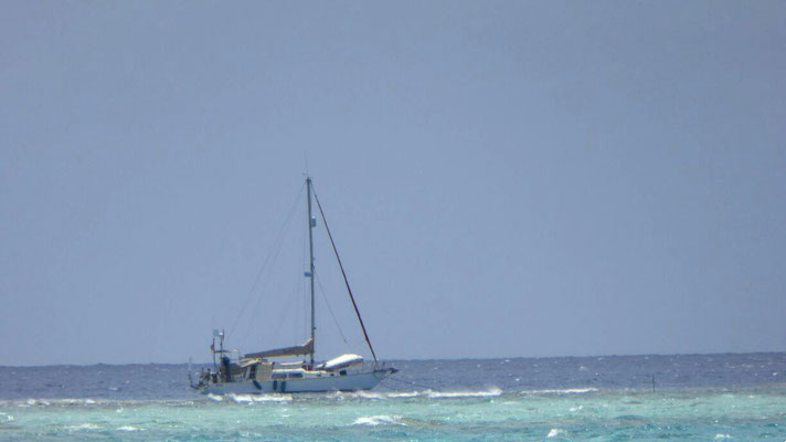 Die BORA an der Boje ausserhalb des Atolls...