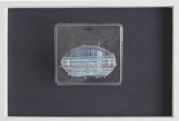 aus der Serie „Hüllen füllen Hüllen“, 2013, Technik: Objekt, Verpackung bestickt, Größe: 40 cm x 60 cm x 9 cm
