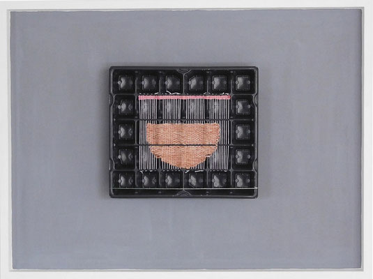 aus der Serie „Hüllen füllen Hüllen“, 2015, Technik: Objekt, Verpackung bestickt, Größe: 60 cm x 80 cm x 7 cm
