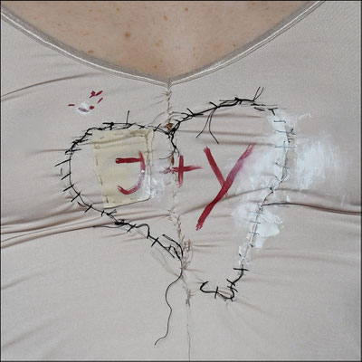 Detail von "I+Y", 2023, Objekt, Damenkonfektion 38