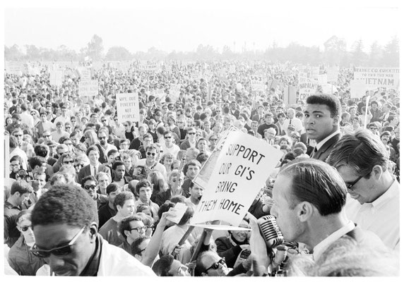Muhammad Ali ad una protesta contro la guerra al Rancho Park in Los Angeles, durante la visita di Lyndon B. Johnson, 1967 (photo: Howard Bingham)