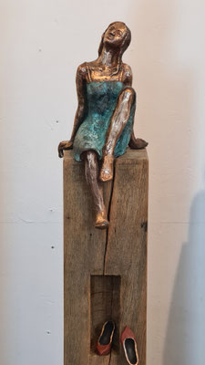 "Momentan nicht erreichbar III" Figur + Schuhe aus Bronze, patiniert, Eichenholzstele, h inkl. Stele ca. 125 cm