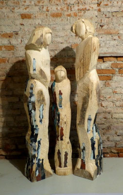 "Wir sind aus einem Holz geschnitzt"  antiker Holzbalken, Mischtechnik, h. 170 cm