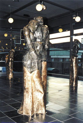 Figurengruppe in der IHK Aachen, Aachener Blaustein, Bronze, h. 180 - 200 cm, verkauft
