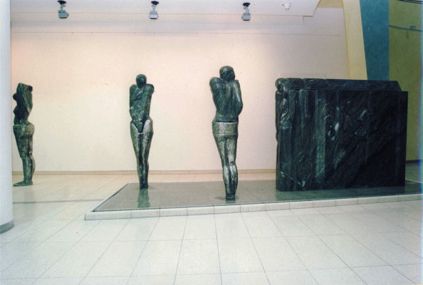 Brunnenanlage "Erwartung"  Chloridschiefer auf Neusilber, h. ca. 175 cm, verkauft
