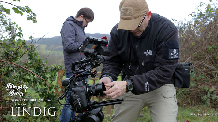 Am Set von "Vorm Lindig" DoP Stefan macht seine Canon C100 Mark II startklar