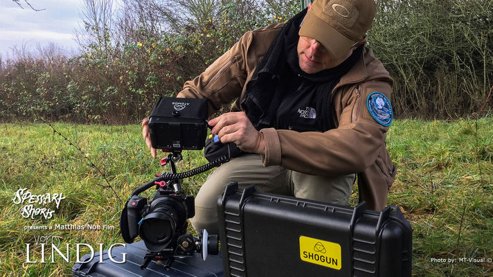 Am Set von "Vorm Lindig" DoP Stefan macht seine Canon C100 Mark II startklar