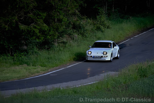 Porsche 944, sportlich unterwegs auf enger Landstraße