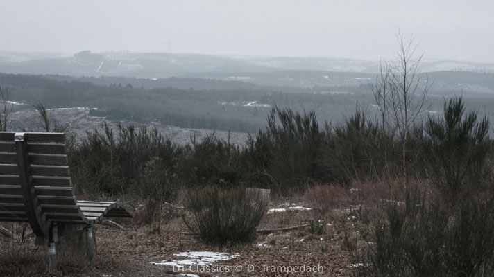 Geschwungene Bank für Wanderer, Winterstimmung, Pfannenberg