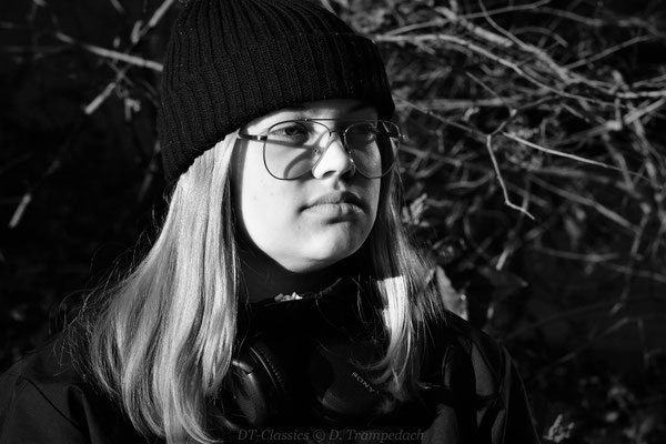 Dame vor der Sparkasse, Siegen, Street Portrait, DT-Classics