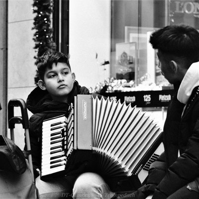 Junger Akkordeonspieler, Düsseldorf, Street Portrait, DT-Classics