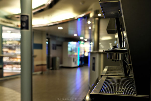 Blank geputzte Gänge + ein arbeitsloser Kaffeeautomat.