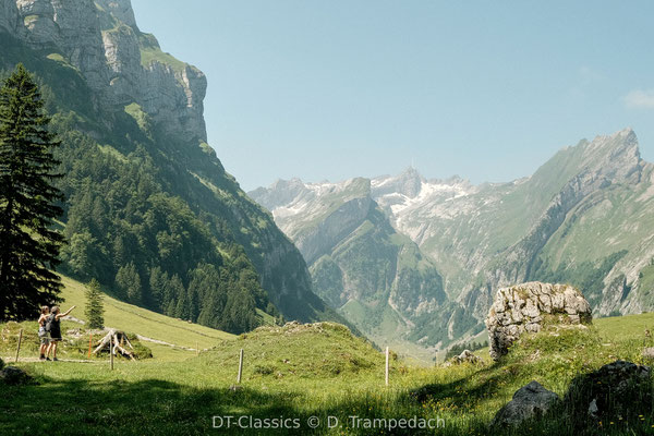 Im Hintergrund: Der Säntis.
