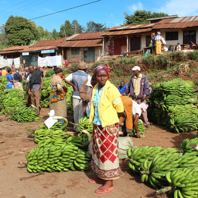 La jeune femme en jaune