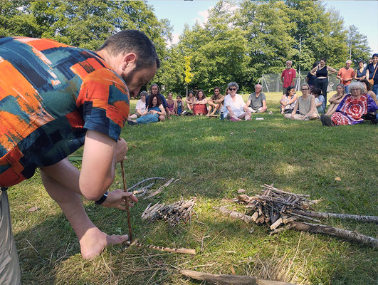 Allumage du feu par frottage de bois par Francis Collie pour le rituel de fumigation
