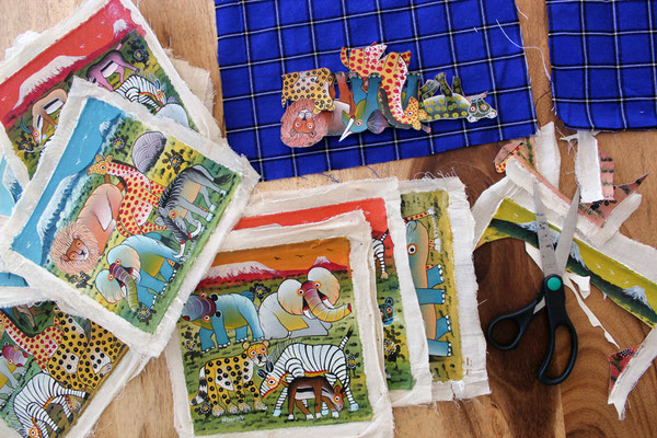 Découpage des tinga tinga achetées sur le marché touristique Maassai Market d'Arusha.
