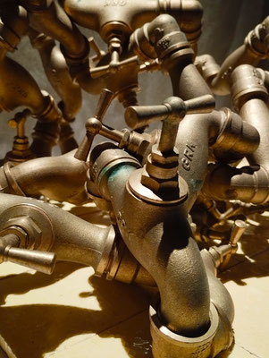 "J'étais sauvage", sculptures chaînes de robinets en laiton doré, 2024