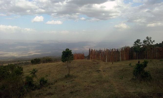 Enclos de longs bois verticaux pour protéger les habitats et les troupes des prédateurs nocturnes (léopards, hyènes...)