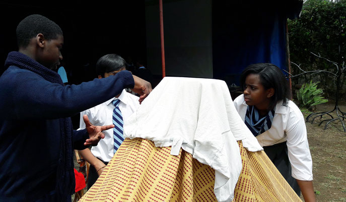 Réalisation du Kilimandjaro en tissu pour le décor du film d'animation réalisé avec les scolaires