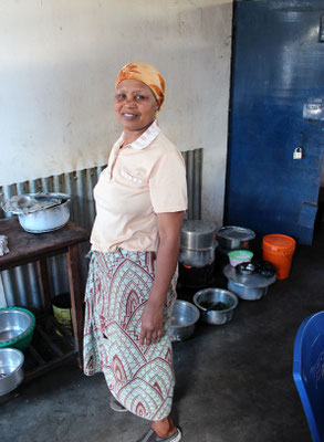 Mama Mzungu dans sa cuisine-salle de restaurant