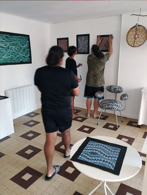 Accrochage de l'exposition par les artistes du groupe Bundjalung Kundjiel