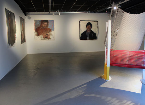 Peintures de Fabienne Labansat ; Quartier d'affaires, sculpture de Riffis-Valera.