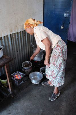 Mama Mzungu dans sa cuisine-salle de restaurant