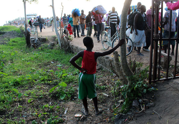 Arrivée d'un ferry à Ukewere vue 01