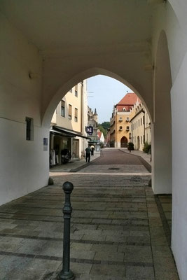 Blick zum Rathaus durchs Rieder Tor