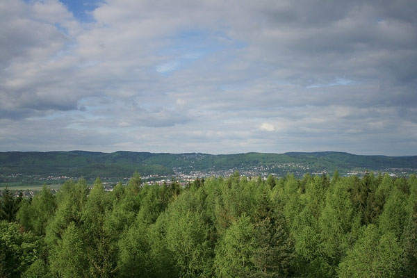 Blick nach Sonneberg und dem Thüringer Wald