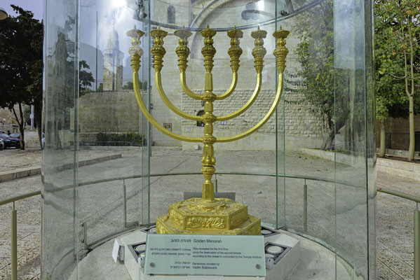 Goldene Menorah