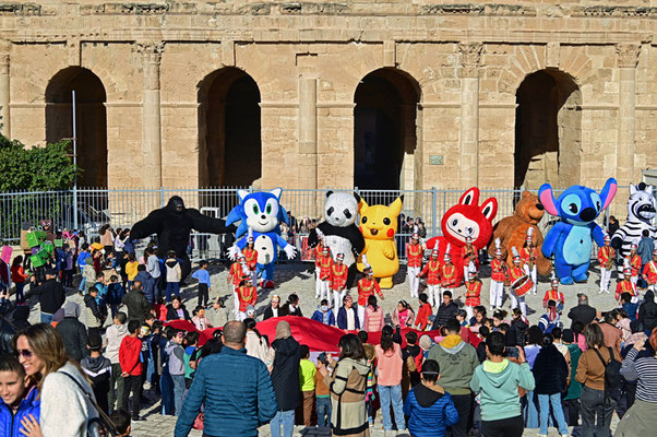 Parade vor dem Amphitheater