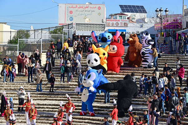 Parade vor dem Amphitheater