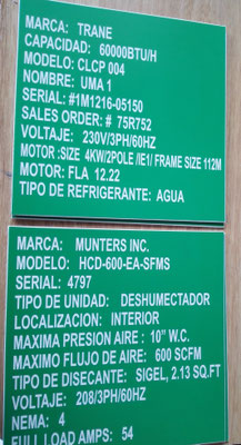 Tarjeta en acrilico fino marcada con impresion laser