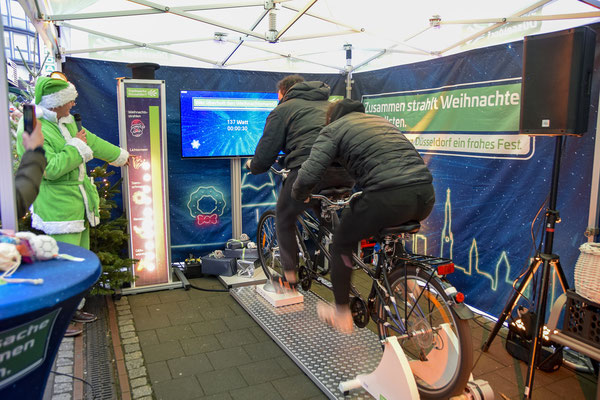 EnergyBike Physik 3 - mit dem Tandem wurden Weihnachtsbäume zum Erleuchten gebracht