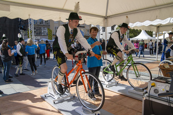 Die bayerischen Energietage in München mit Umweltbikes am Stand des Wirtschaftsministeriums