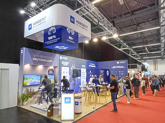 Zwei Rennradsimulatoren auf einer Fitnessmesse
