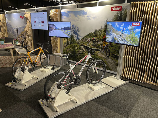 Rennrad- und Mountainbikesimulator auf einer Reisemesse