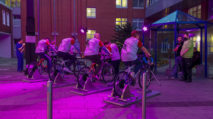 Vier Energiefahrräder sorgen für die Beleuchtung einer Veranstaltung