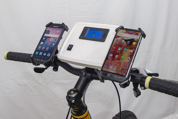 beim UmweltBike sind gleich zwei Handy-Ladeschalen mit dabei