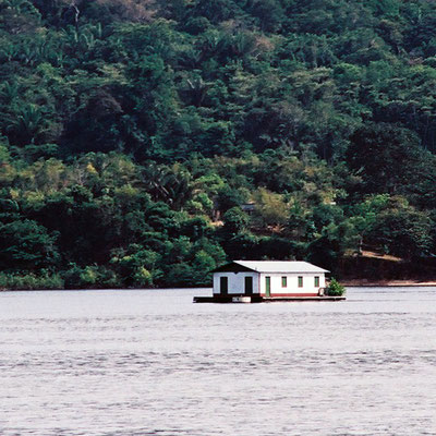 Maison flottante sur l'Amazone.