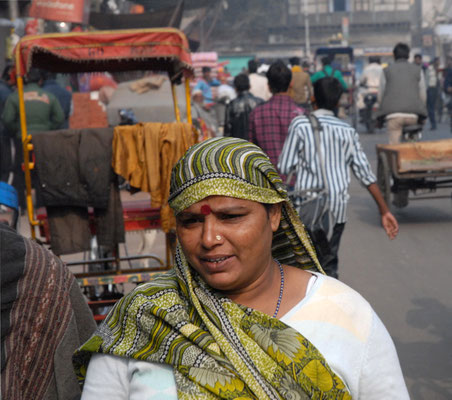 Une passante à New Delhi en Inde