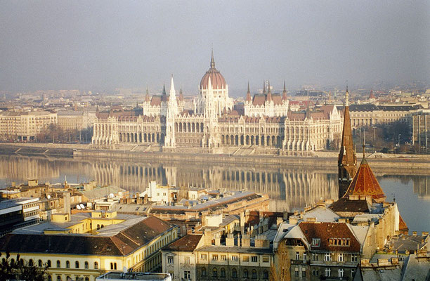 Vue du Parlement sur le Danube à Budapest