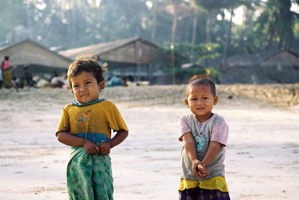 Jeunes enfants sur la plage de Ngapali, Birmanie