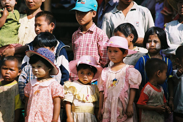Jeune enfants Birmans à Bagan.