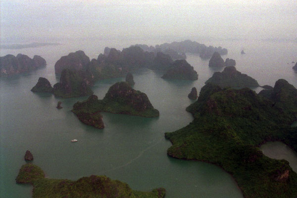 Survol de la baie d'Along, Vietnam