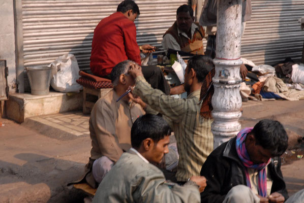 Barbier sur le trottoir de New Delhi en Inde