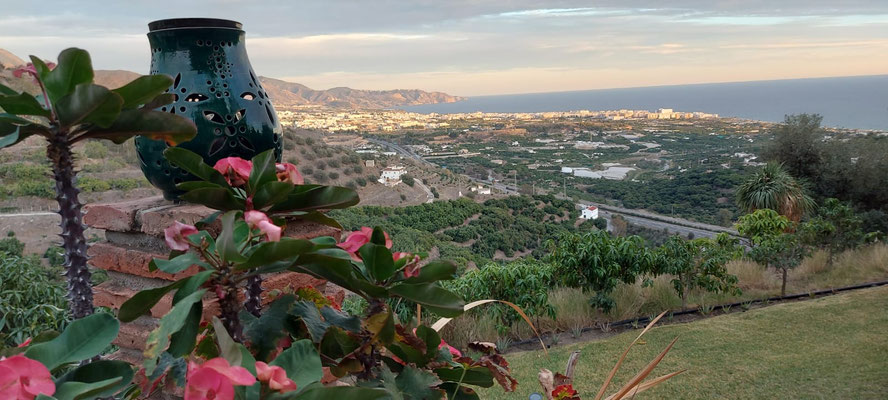 uitzicht vanuit onze bed & breakfast op Nerja met links de bergweg van de laatste 1 km omhoog