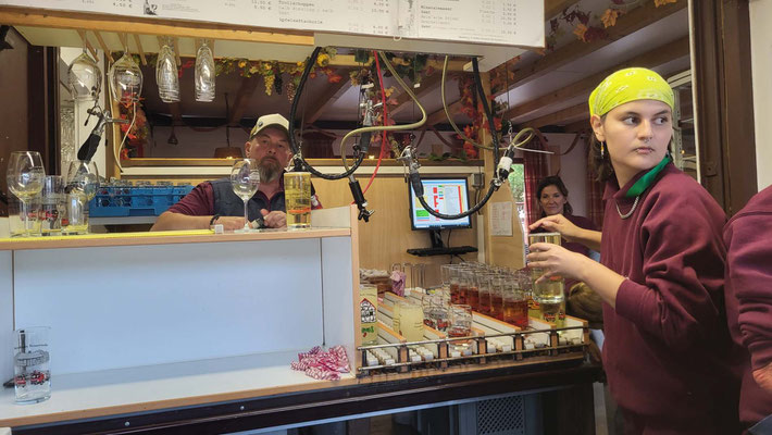 Ausschank Wein von der Schlauchpistole